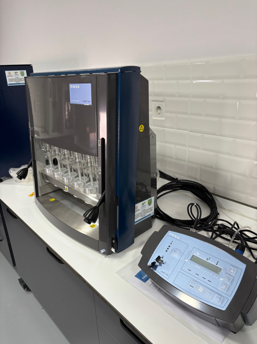 Bandırma Ticaret Borsası tarafından yürütülen "TR22 Bölgesi Gıda ve Yem Analizleri Kalite ve Test Merkezi" projesi kapsamında alınan yeni cihazlarla laboratuvarın analiz kapasitesi genişletildi. Güney Marmara Kalkınma Ajansı (GMKA) yetkilileri, yürütülen çalışmaları yerinde inceledi.