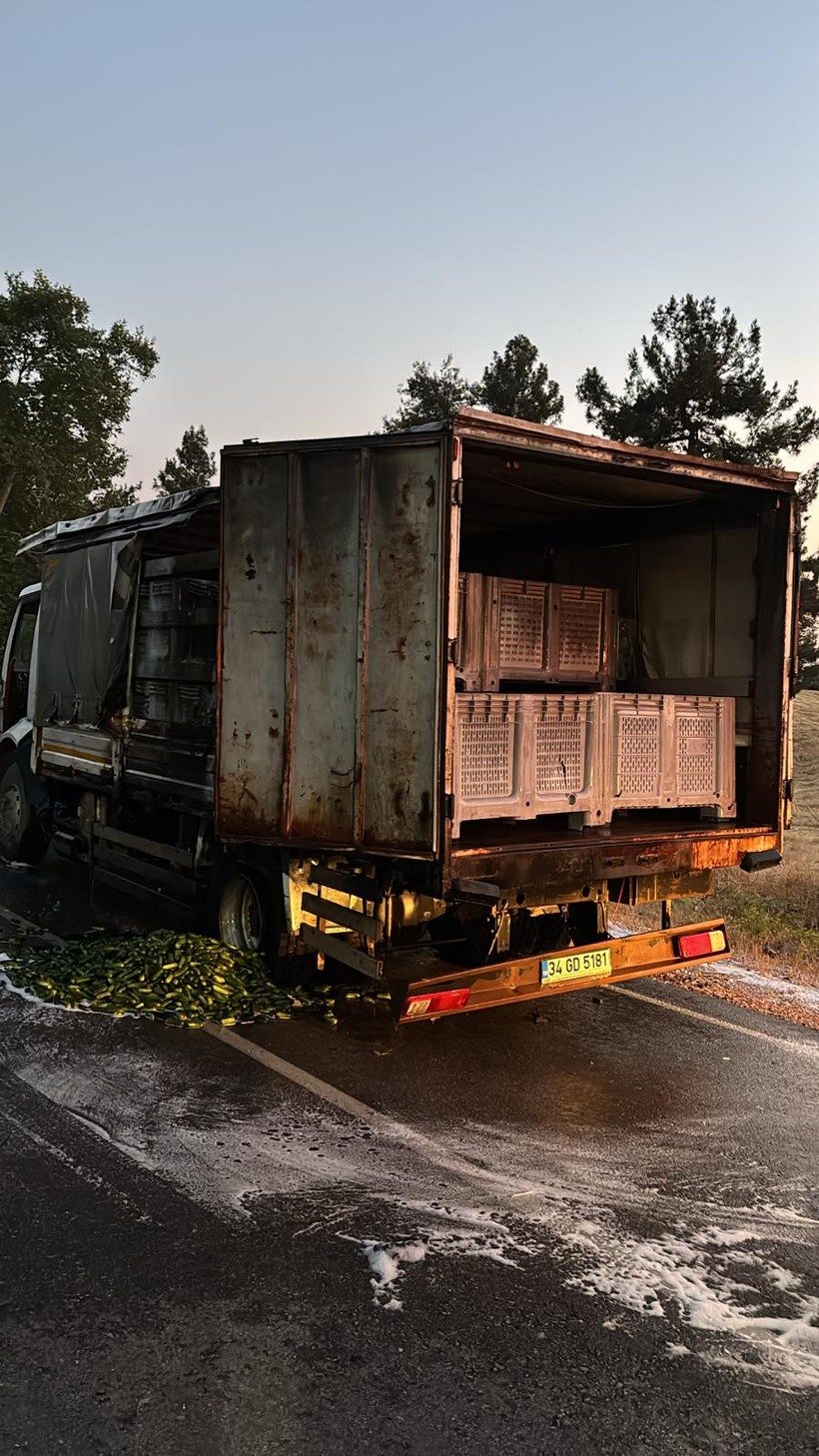  Sındırgı’da Seyir Halindeki Kamyonda Yangın Paniğe Neden Oldu Balıkesir’in Sındırgı ilçesi Emendere Mahallesi yolu üzerinde seyir halindeyken balataları ısınan bir kamyonda yangın çıktı. Olay yerine sevk edilen Sındırgı Grup Amirliği itfaiye ekipleri, yangına hızlı bir şekilde müdahale ederek alevleri kısa sürede kontrol altına aldı. Yangın, kamyonun balatalarının aşırı ısınması sonucu meydana geldi. Sürücünün durumu fark etmesi üzerine itfaiyeye haber verildi. Kısa sürede olay yerine ulaşan ekipler, yangının araca yayılmasını önledi. Yangında herhangi bir can kaybı veya yaralanma yaşanmazken, kamyonda maddi hasar meydana geldi. Olayla ilgili inceleme başlatıldı.