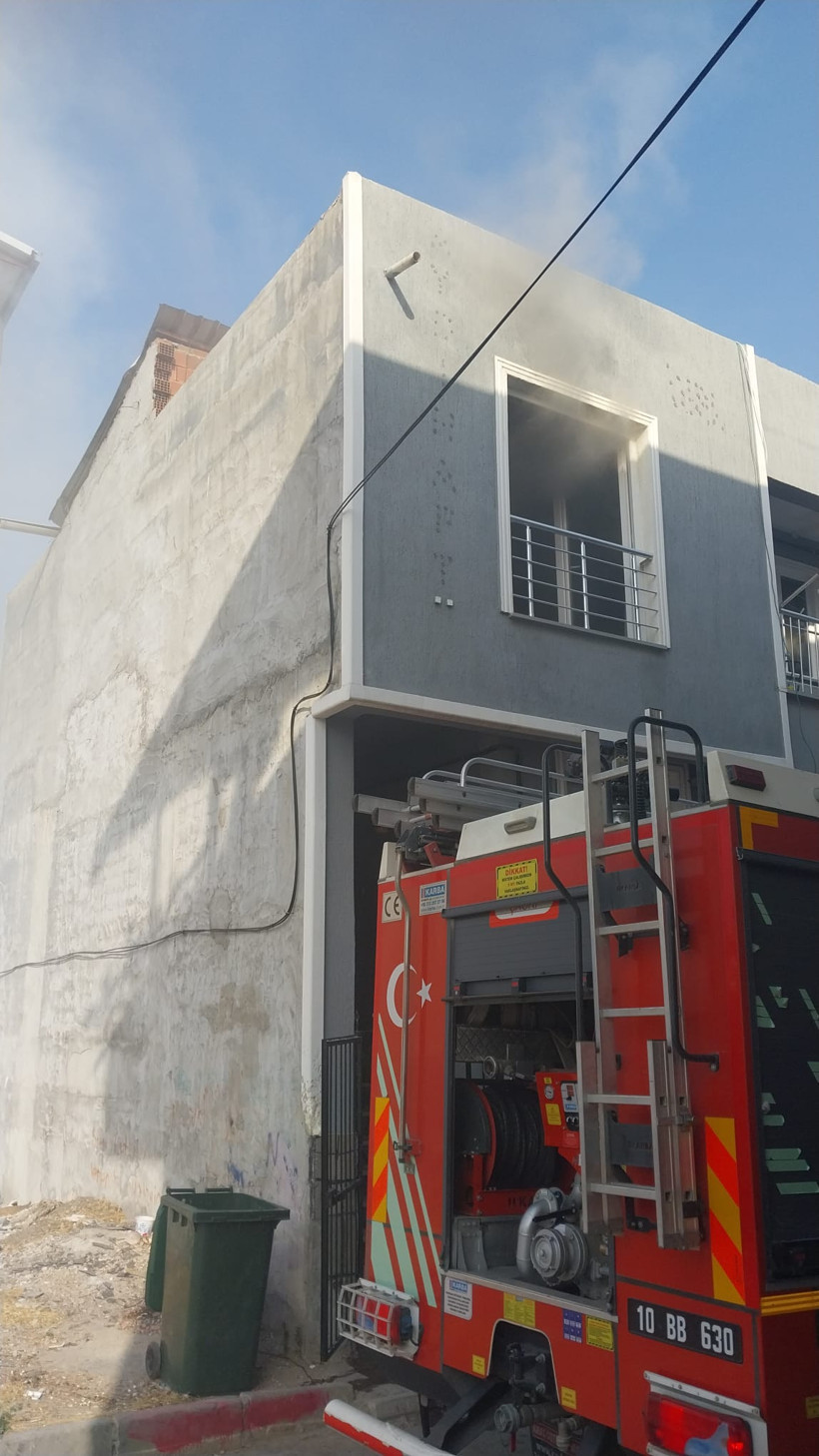  Balıkesir İtfaiyesi Bursa’da Ev Yangınına Müdahale Etti
