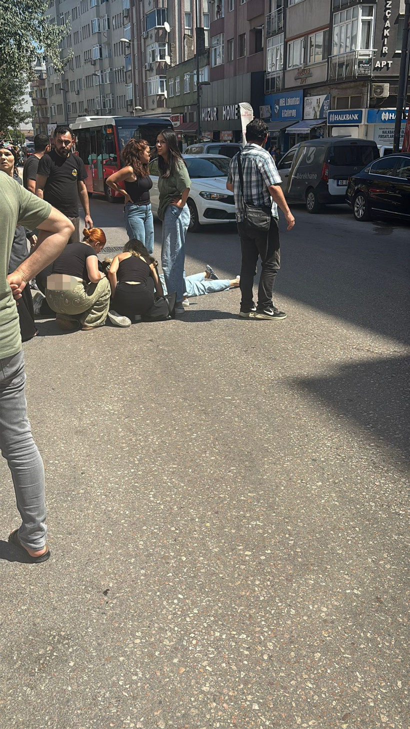 Bandırma'da motosikletin çarptığı yaşlı kadın ağır yaralandı    Balıkesir'in Bandırma ilçesinde meydana gelen trafik kazasında, motosikletin çarptığı yaşlı kadın ağır yaralandı. Edinilen bilgilere göre, cadde üzerinden yolun karşısına geçmeye çalışan yaşlı bir kadına, seyir halindeki motosiklet çarptı. Çarpmanın şiddetiyle yere savrulan kadın hareketsiz kalırken, motosiklet sürücüsü de kazada yaralandı. Çevredeki vatandaşların ihbarı üzerine olay yerine 112 Acil Sağlık ekipleri sevk edildi. Sağlık ekipleri, durumu ağır olan kadına ilk müdahaleyi olay yerinde yaptıktan sonra, hem kadını hem de motosiklet sürücüsünü Bandırma Eğitim ve Araştırma Hastanesi'ne kaldırdı. Kazayla ilgili soruşturma başlatıldığı öğrenildi. 