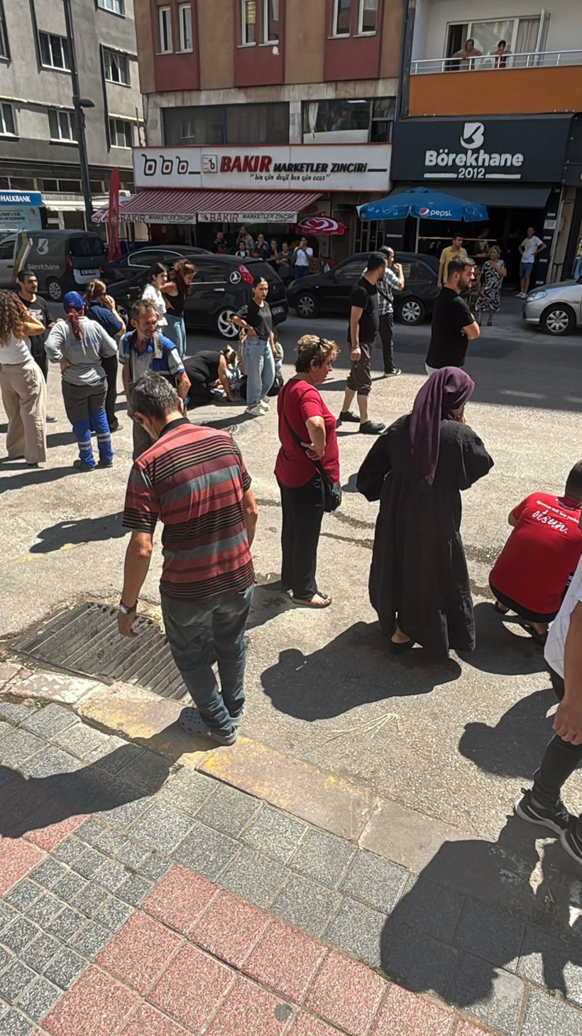 Bandırma'da motosikletin çarptığı yaşlı kadın ağır yaralandı    Balıkesir'in Bandırma ilçesinde meydana gelen trafik kazasında, motosikletin çarptığı yaşlı kadın ağır yaralandı. Edinilen bilgilere göre, cadde üzerinden yolun karşısına geçmeye çalışan yaşlı bir kadına, seyir halindeki motosiklet çarptı. Çarpmanın şiddetiyle yere savrulan kadın hareketsiz kalırken, motosiklet sürücüsü de kazada yaralandı. Çevredeki vatandaşların ihbarı üzerine olay yerine 112 Acil Sağlık ekipleri sevk edildi. Sağlık ekipleri, durumu ağır olan kadına ilk müdahaleyi olay yerinde yaptıktan sonra, hem kadını hem de motosiklet sürücüsünü Bandırma Eğitim ve Araştırma Hastanesi'ne kaldırdı. Kazayla ilgili soruşturma başlatıldığı öğrenildi. 