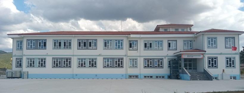 2025-2026 eğitim öğretim yılına yeni binasında başlayan Susurluk Hayme Ana Kız Mesleki ve Teknik Anadolu Lisesi, öğrencilerine modern, güvenli ve donanımlı bir eğitim ortamı sunuyor.