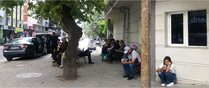 yks sınavına giren çocuklarını bekleyene veliler