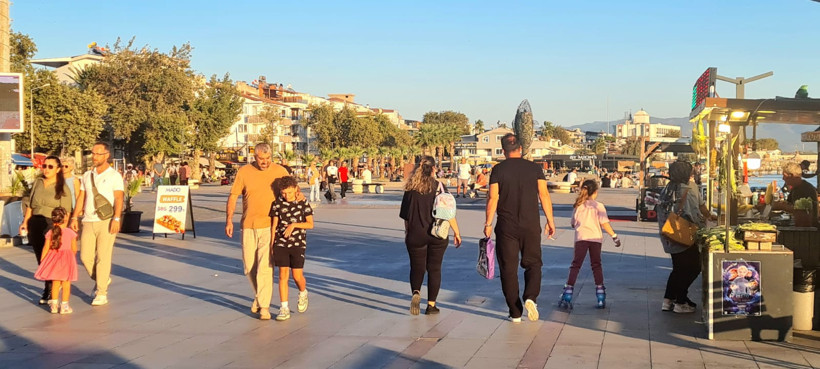 Akçay’da Yaz Bitmedi, Sahil Yine Doldu Taştı