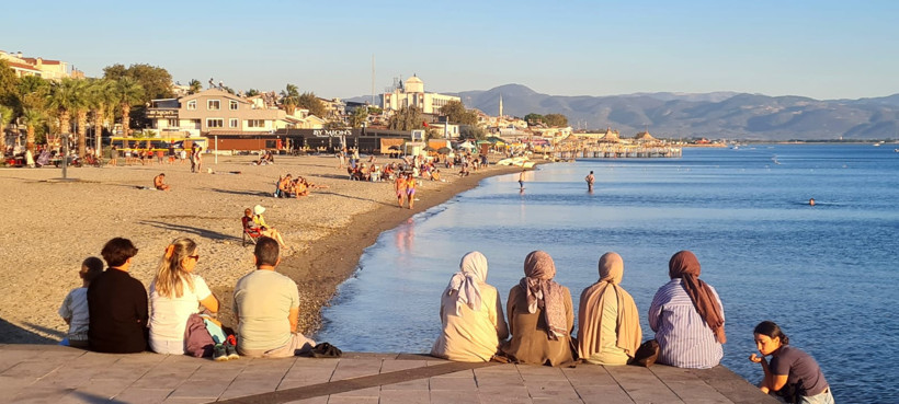 Akçay’da Yaz Bitmedi, Sahil Yine Doldu Taştı