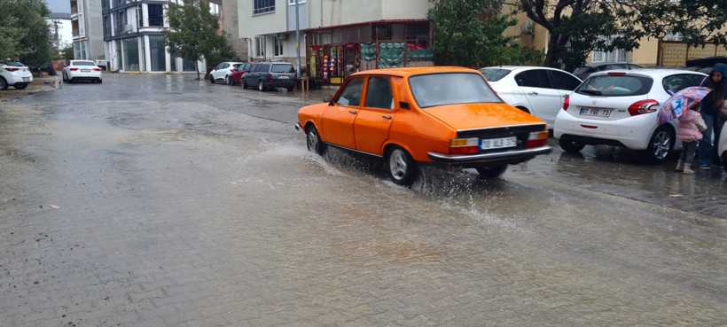 Edremit Yağmurlara Teslim Oldu