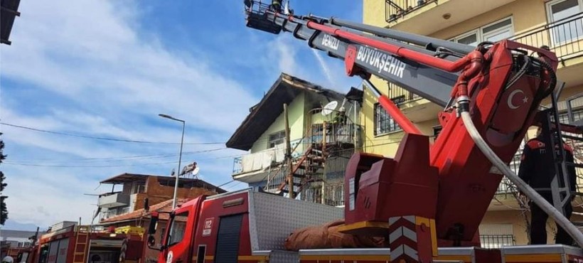 3 katlı binanın çatı katında çıkan yangın paniğe neden oldu