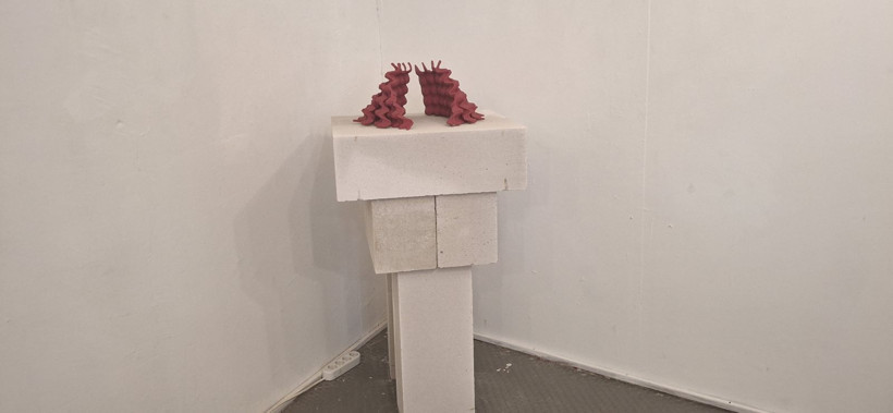 Kromatik Diyaloglar: Ayşe Canbolat’tan viyol ve kadın temalı seramik yolculuğu - Resim: 2