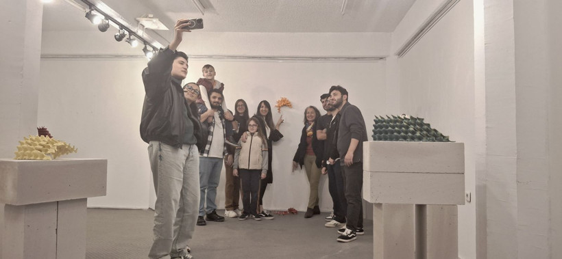 Kromatik Diyaloglar: Ayşe Canbolat’tan viyol ve kadın temalı seramik yolculuğu - Resim: 7