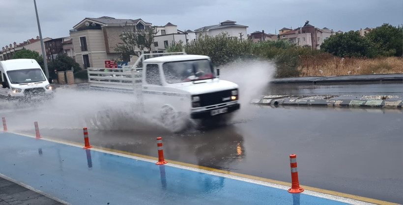Edremit’te Sağanak Yağış Hayatı Felç Etti - 1. resim