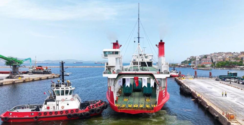 Ulaştırma ve Altyapı Bakanı Abdulkadir Uraloğlu, Bandırma-Tekirdağ arasında Marmara Denizi üzerinden demiryolu yük taşımacılığına imkan tanıyan tren feribotu hakkında, "Feribotun sefer süresi ortalama 4 saat olarak planlandı. 7 gün 24 saat çalışacak sistemde, günde birden fazla sefer yapabiliyor. Yıllık 2,8 milyon ton yük taşıma kapasitesi sunuyor" dedi.