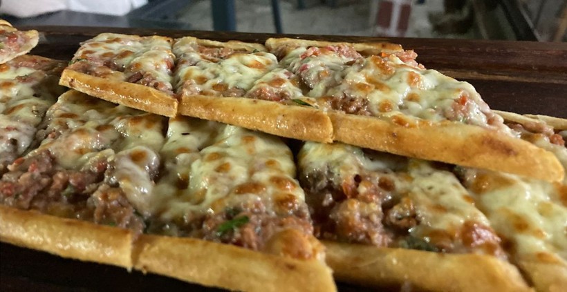Yerel Bir Lezzet! Bigadiç'te Kıymalı Kaşarlı Pide 