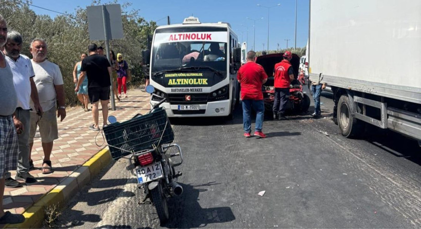 Edremit’te Bir Kaza Daha: Zincirleme Trafik Kazasında Sürücü Araçta Sıkıştı - Resim: 5