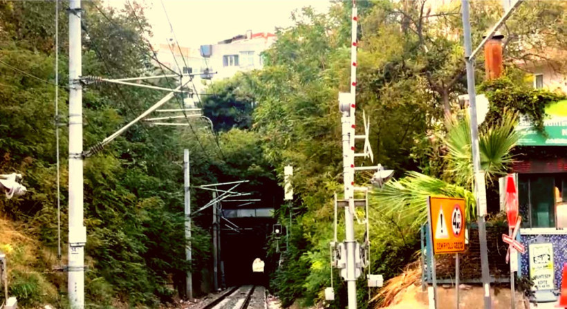 bandırma tren altgecidi üzerinde evler var görsel