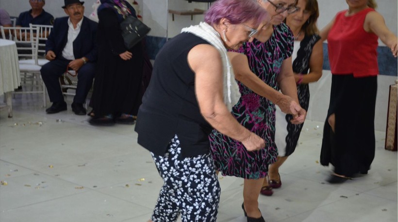 Emekli Öğretmen Düğünde Gençlere Taş Çıkardı!