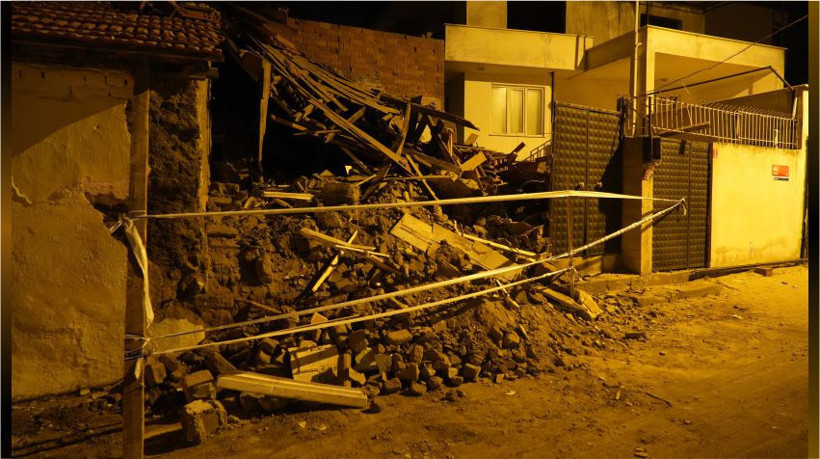 Balıkesir Edremit’te Metruk Bina Çöktü - 1. resim