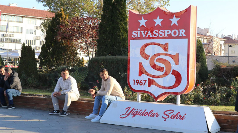 Sivassporlu futbolcu kaçtı, sosyal medya karıştı