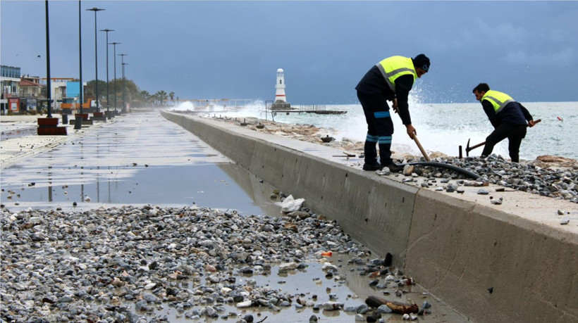 Edremit’te Şiddetli Lodos ve Fırtına Hayatı Olumsuz Etkiledi