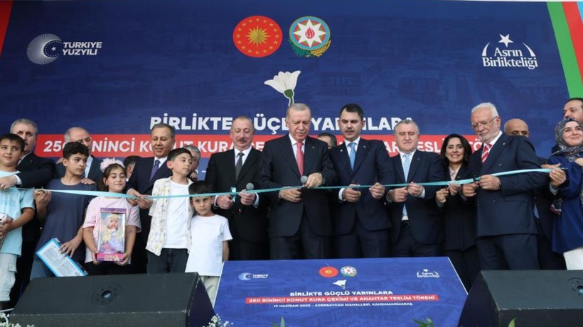 Erdoğan: ''Onlar Kavga Ediyor, Biz Şehirleri Ayağa Kaldırıyoruz”