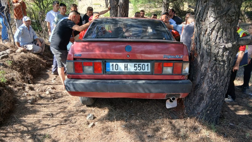 Ayvalık’ta Otomobil Savruldu