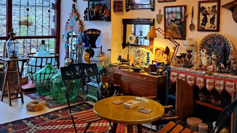 Balıkesir'de Bu Mekan Hem Kafe Hem Antika Dükkanı!