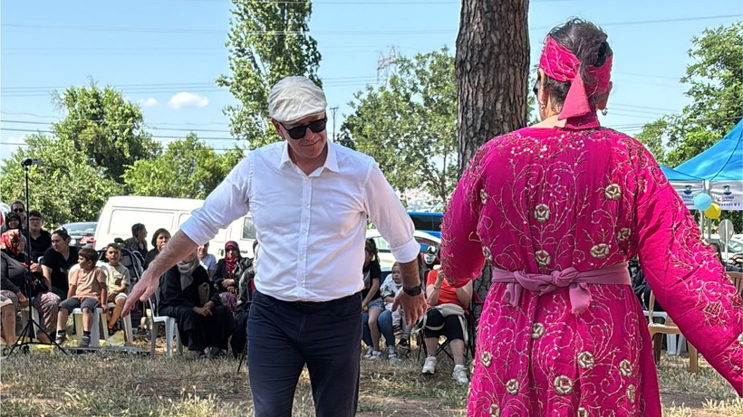 serkan sarı kafkas dansı oynuyor