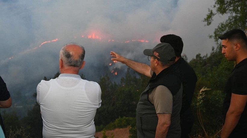 Dursunbey'de yangına gece karadan, sabah havadan müdahale edildi