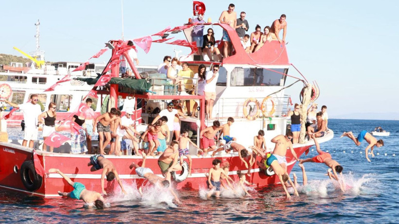 Görüntüler Balıkesir’den: Deniz ve Kabotaj Bayramı Kutlandı