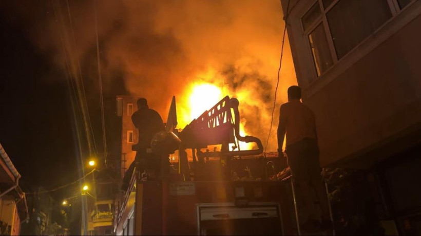 Dursunbey’de Korkutan Yangın: 2 Ev Küle Döndü