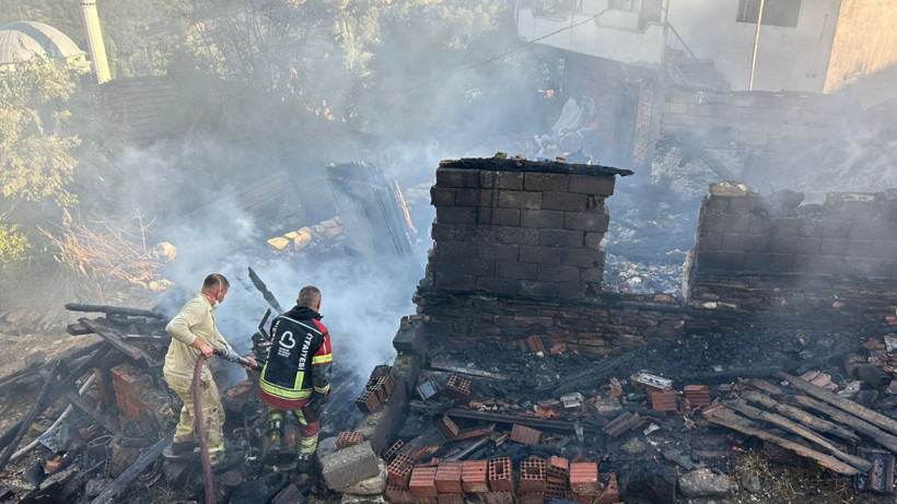 Dursunbey’de Korkutan Yangın: 3 Ev ve Ahır Kül Oldu!