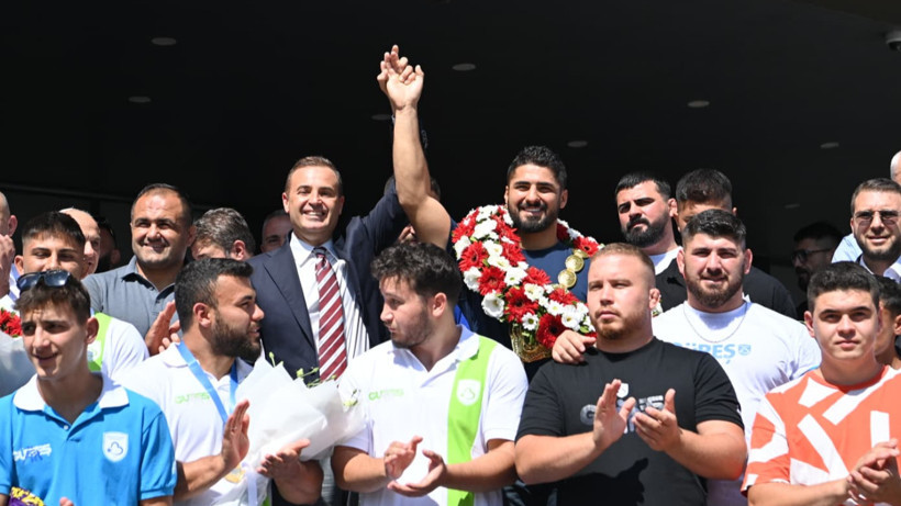 Başpehlivan Enes Doğan’a davullu zurnalı karşılama