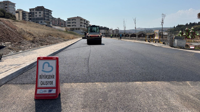 Büyükşehir, yıllardır hizmet bekleyen yolları asfaltla buluşturuyor