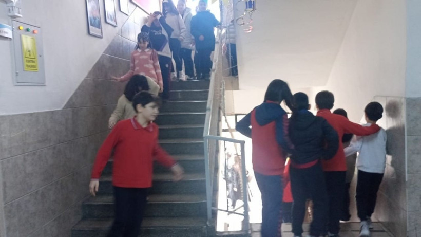 Deprem Sonrası Öğrenciler Okul Bahçelerine Tahliye Edildi - 6. resim