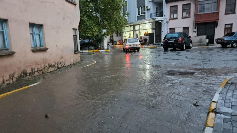Sındırgı’da Sağanak Yağış Hayatı Olumsuz Etkiledi - 1. resim