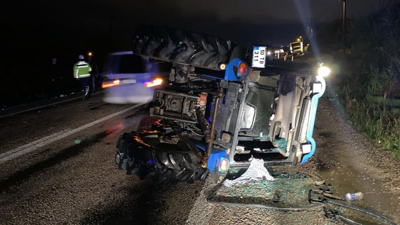Gönen’de Otomobil Traktöre Arkadan Çarptı, 2 Yaralı