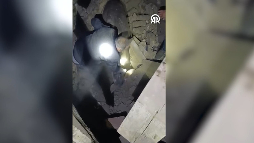 Sındırgı'da depremde yıkılan ahırın enkazı altında kalan eşek kurtarıldı