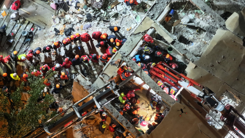 Kocaeli'de çöken binanın enkazında kalan çiftin cansız bedenlerine ulaşıldı