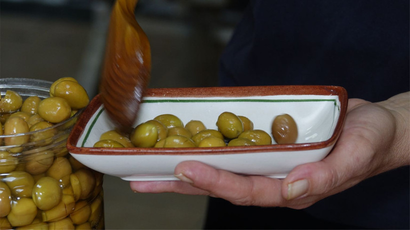 Kırma Zeytin Nasıl Yapılır? Edremit'te Taşla Takozla Kırılan Zeytin - 2. resim