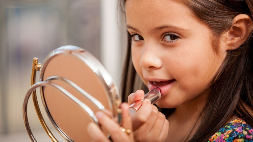 Küçük Yaşta Makyaj Zararlı mı? Uzmanlardan Ebeveynlere Uyarı - 2. resim