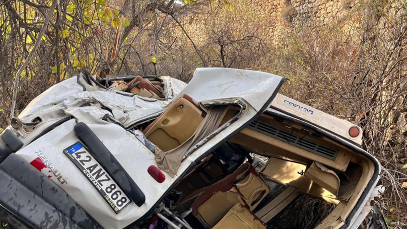 Uçuruma devrilen servisteki 13 öğrenci ve sürücü yaralandı