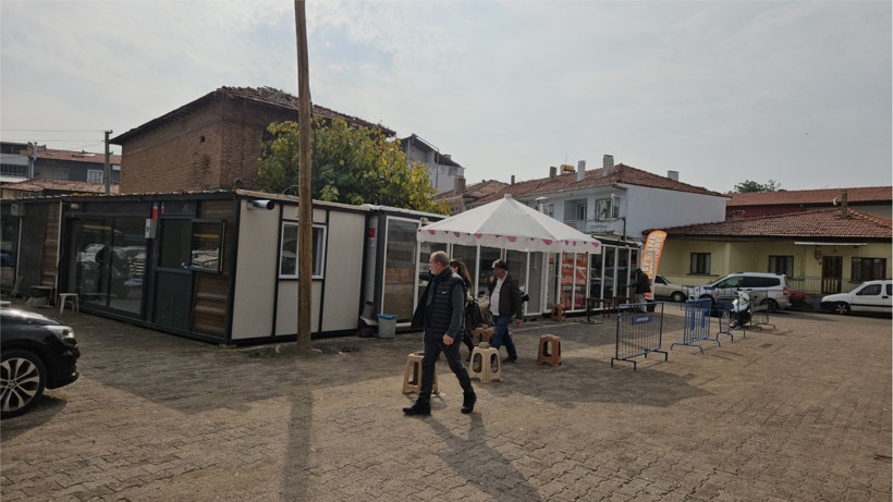 AFAD’dan Sındırgı Esnafına Konteyner Yardımı