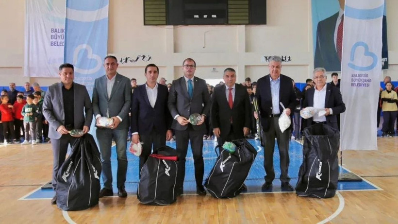 Edremit Okulları Spor Malzemeleriyle Desteklendi