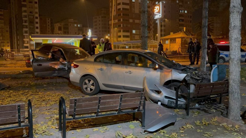 Cami bahçesine savrulan otomobiller panik yarattı