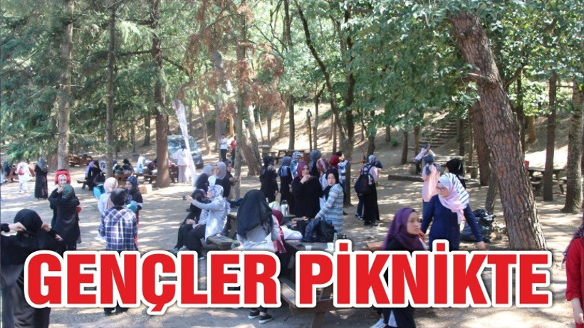 GENÇLER PİKNİKTE