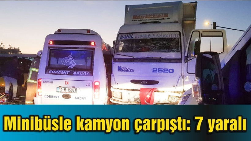Balıkesir'de yolcu minibüsüyle kamyon çarpıştı: 7 yaralı