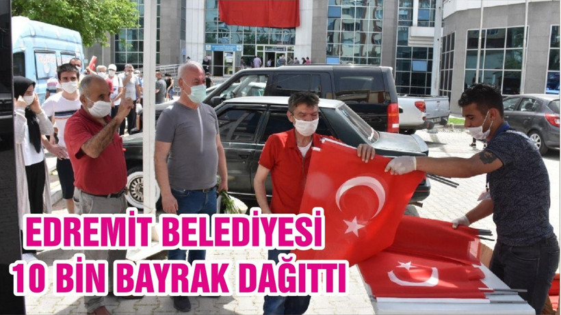EDREMİT BELEDİYESİ 10 BİN BAYRAK DAĞITTI