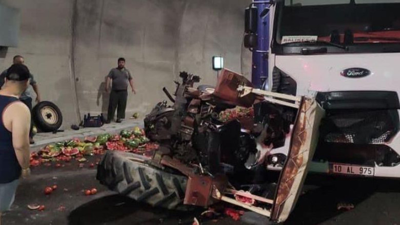 Edremit'te Kamyon Karpuz Yüklü Traktöre Arkadan Çarptı