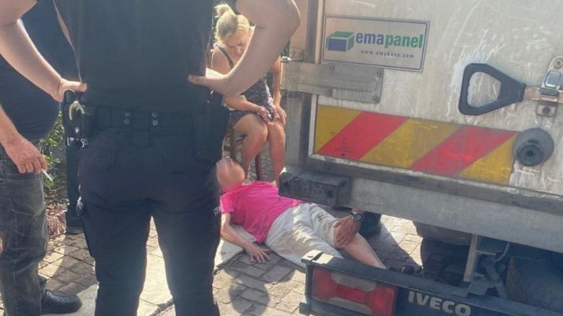 Erdek'te Toptancı Aracı Yayalara Çarptı