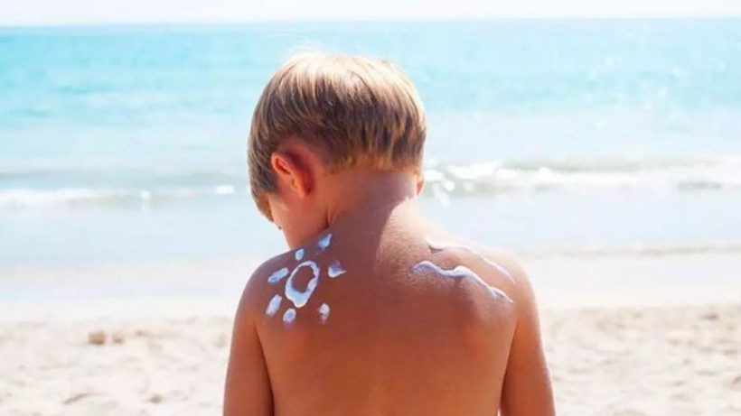 Uzmanı Uyardı: Çocuğunuzu Güneş Altında Tutmayın