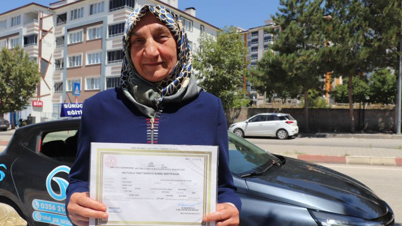 43 Yıllık Eşi İçin 67 Yaşında Ehliyet Sınavına Girdi